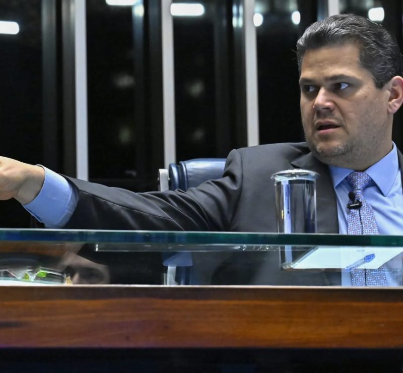 Alcolumbre conta votos e traça planos para seguir no comando do Senado em governo de Lula ou de Flávio