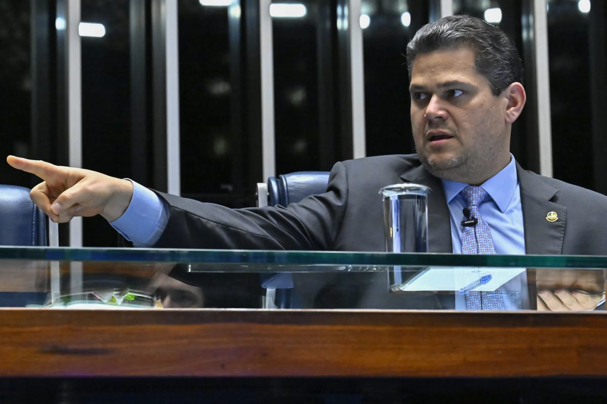 Alcolumbre conta votos e traça planos para seguir no comando do Senado em governo de Lula ou de Flávio