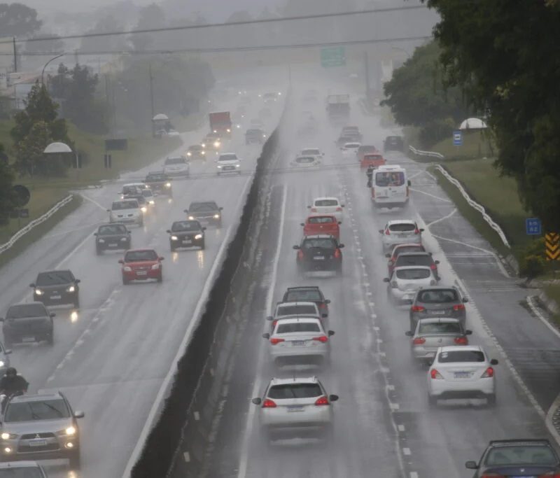 Alerta em tempo de chuva: saídas de pista sobem mais de 80% em rodovias do Paraná