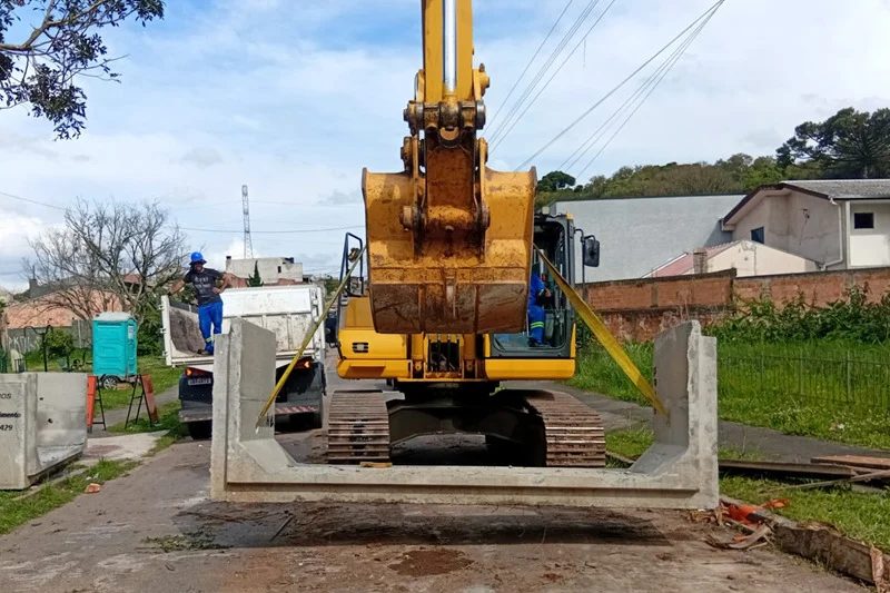Antiga ponte de madeira em Curitiba é trocada por galerias de concreto