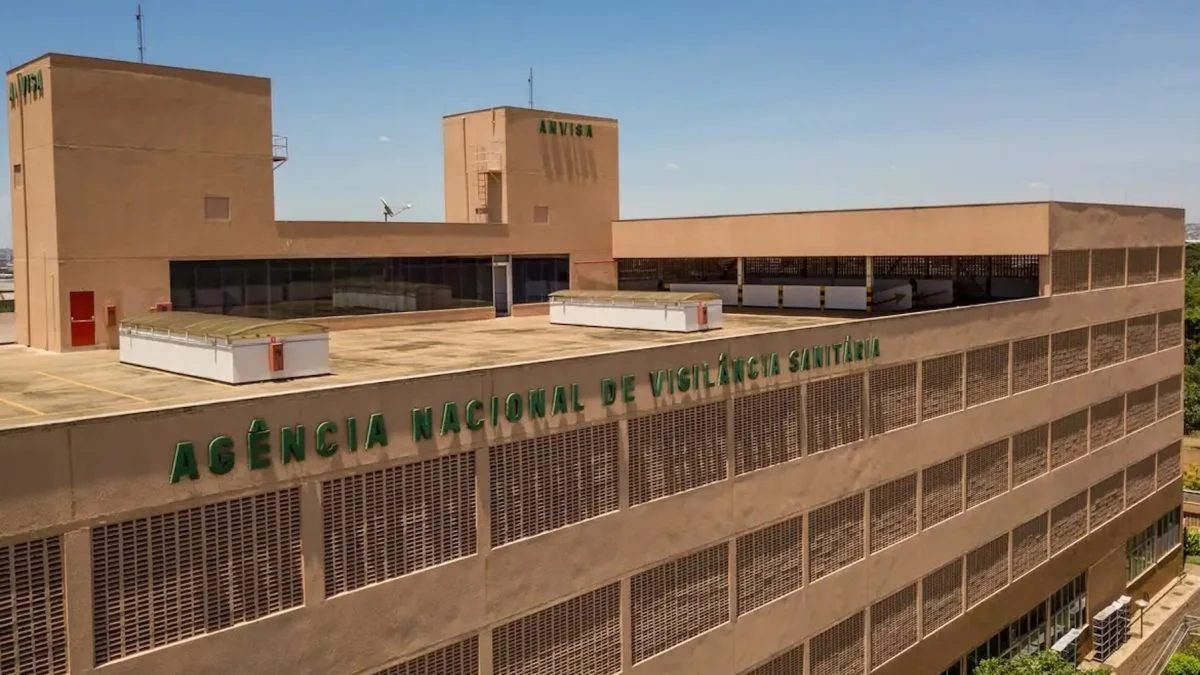 Anvisa suspende lote da Janssen por possível presença de vidro