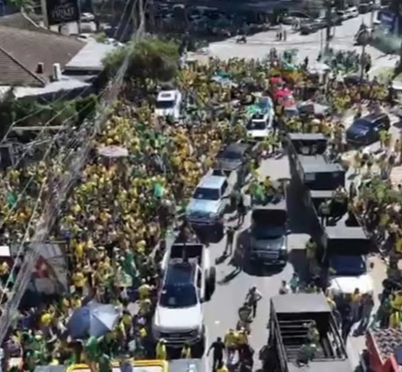 Apoiadores de Flávio Bolsonaro fazem ato em Goiânia na véspera da eleição