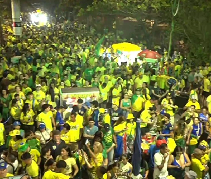 Apoiadores de Flávio Bolsonaro fazem ato em Maceió