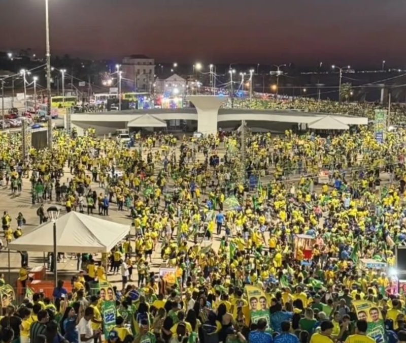 Apoiadores de Flávio Bolsonaro fazem ato em São Luís