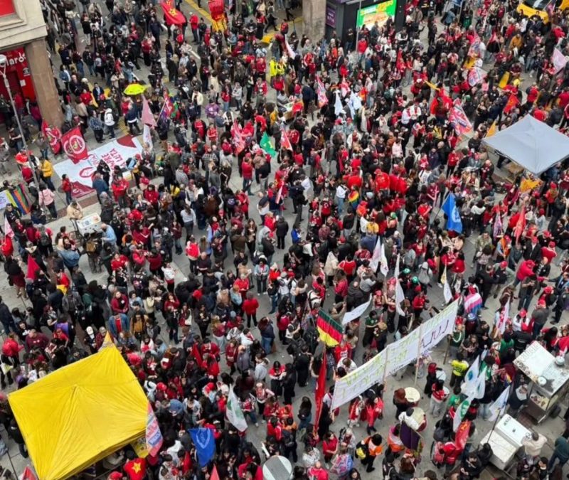 Apoiadores de Lula fazem ato em Porto Alegre