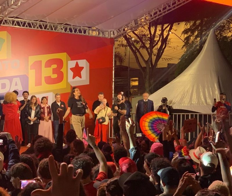Apoiadores de Lula fazem ato sob chuva em São Paulo