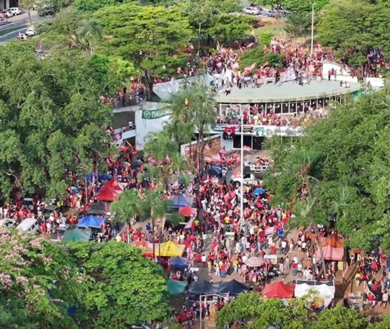 Apoiadores de Lula fazem manifestação em Goiânia na véspera da eleição