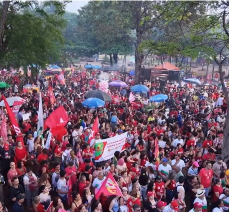 Apoiadores de Lula se reúnem em manifestação com a presença de Boulos na Praça Universitária, em Goiânia