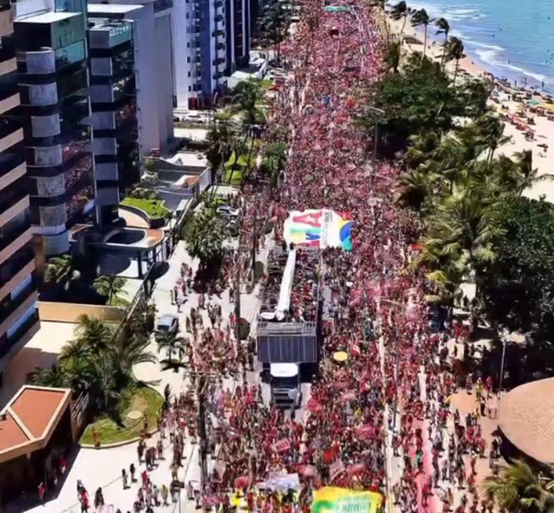 Apoiadores realizam ato a favor de Lula na orla de Maceió, capital alagoana