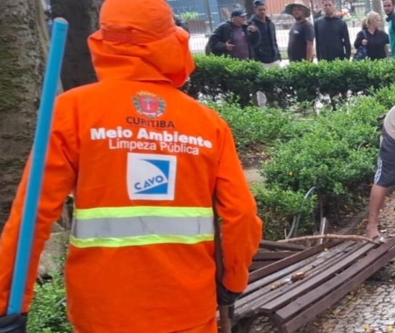 Após acidentes com queda de galhos, Praça Osório é totalmente interditada em Curitiba
