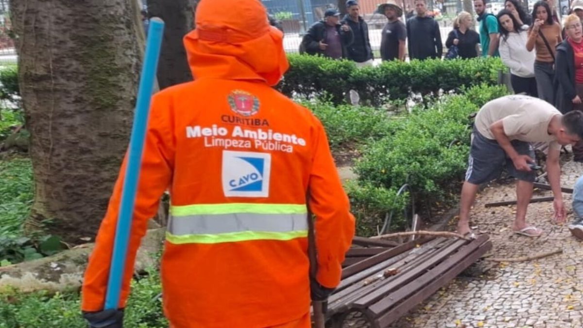 Após acidentes com queda de galhos, Praça Osório é totalmente interditada em Curitiba