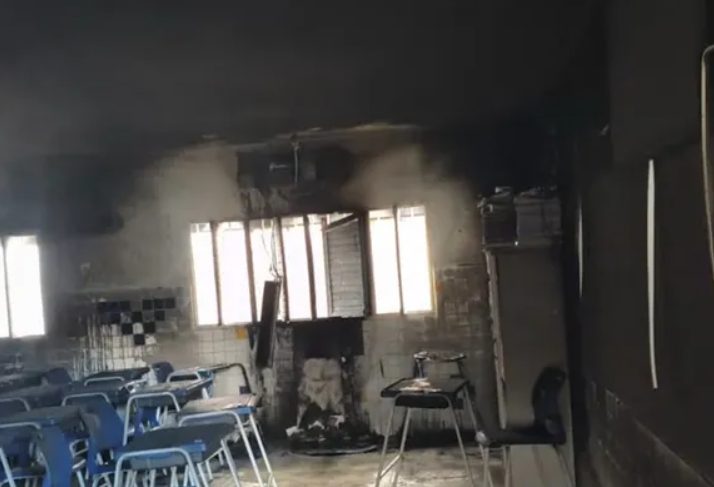 Ar-condicionado pega fogo dentro de sala de aula em escola de Arapiraca