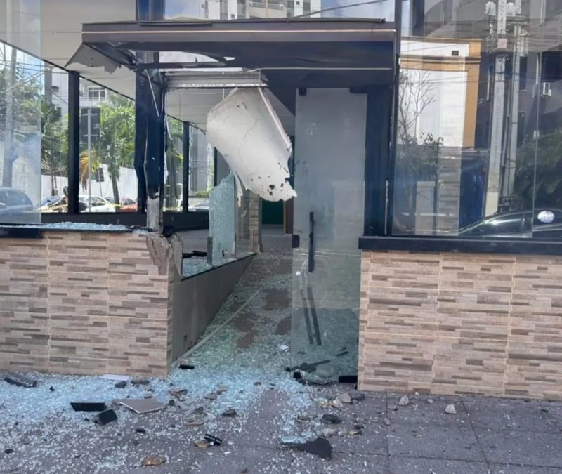 Artefato explode e danifica fachada de restaurante japonês na área nobre de Fortaleza