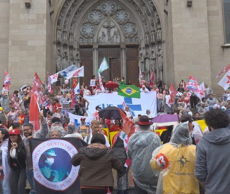 Artistas e movimentos sociais fazem ato em defesa da democracia no Centro de São Paulo