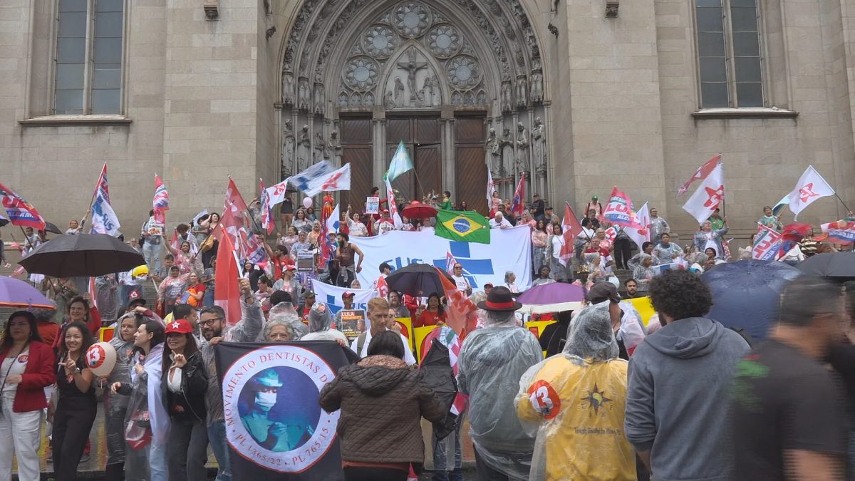 Artistas e movimentos sociais fazem ato em defesa da democracia no Centro de São Paulo