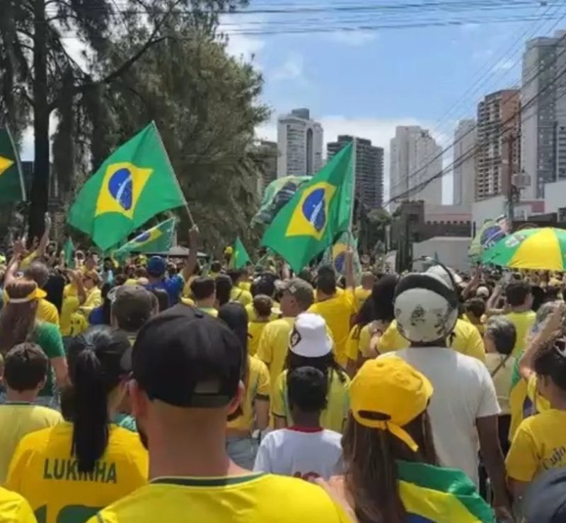 Ato a favor de Flávio Bolsonaro reúne apoiadores em Goiânia