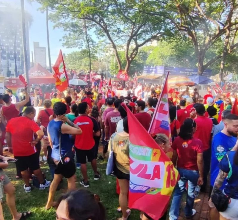 Ato a favor de Lula reúne apoiadores em Goiânia