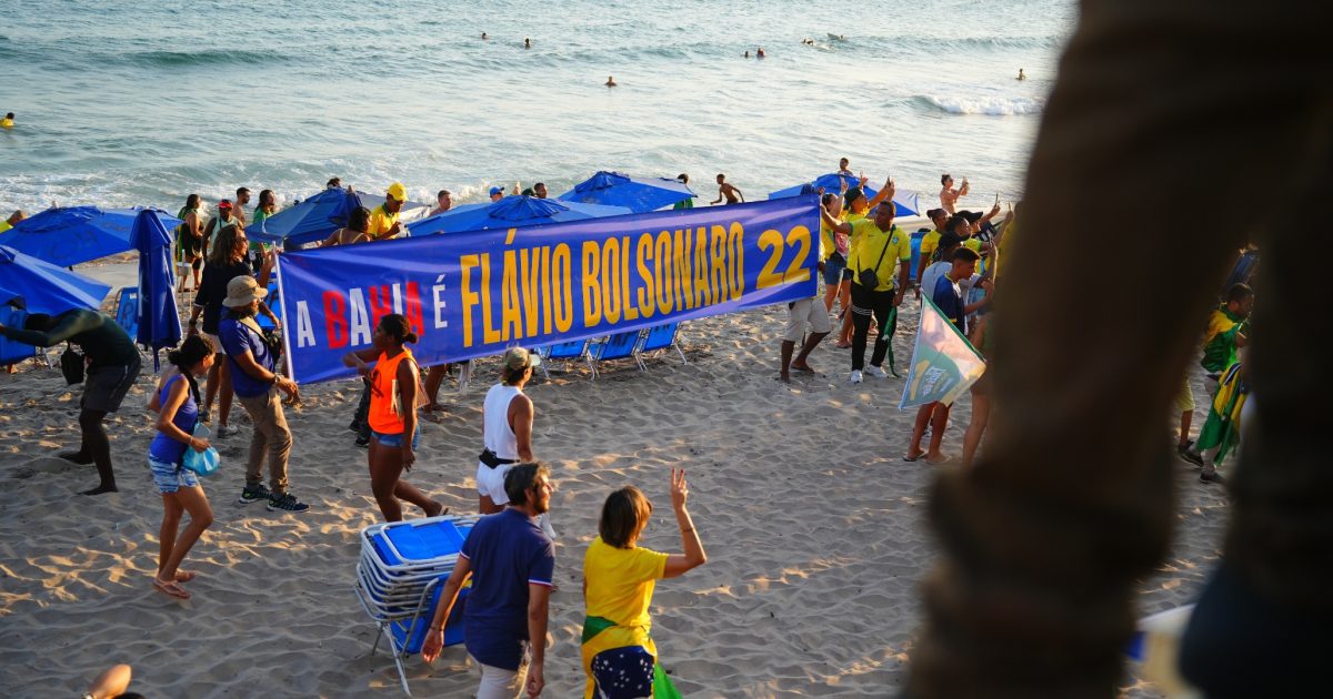 Ato cristão em Salvador prevê orações em apoio a Flávio Bolsonaro