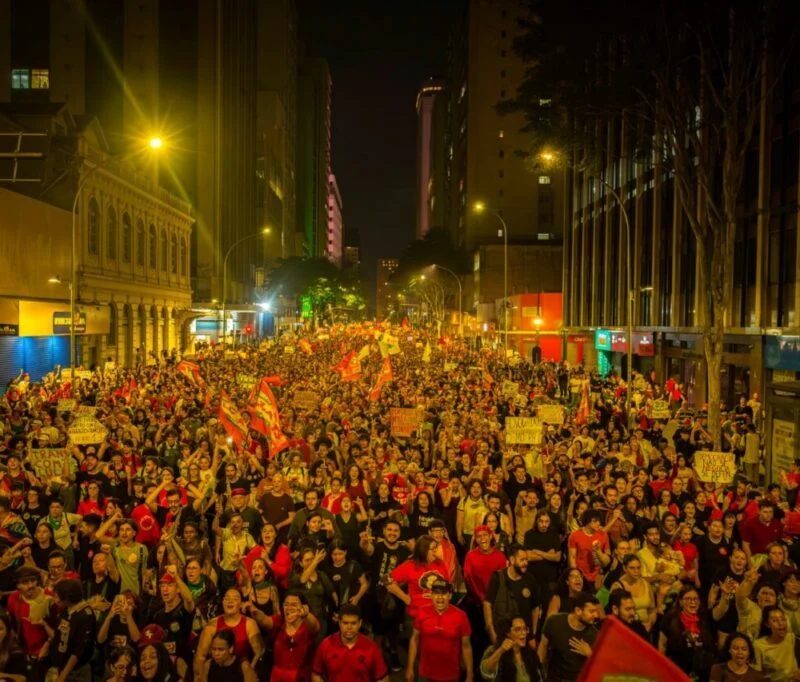 Ato em Curitiba reúne milhares em apoio à reeleição de Lula no segundo turno