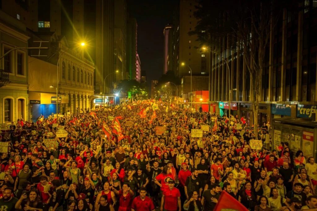 Ato em Curitiba reúne milhares em apoio à reeleição de Lula no segundo turno