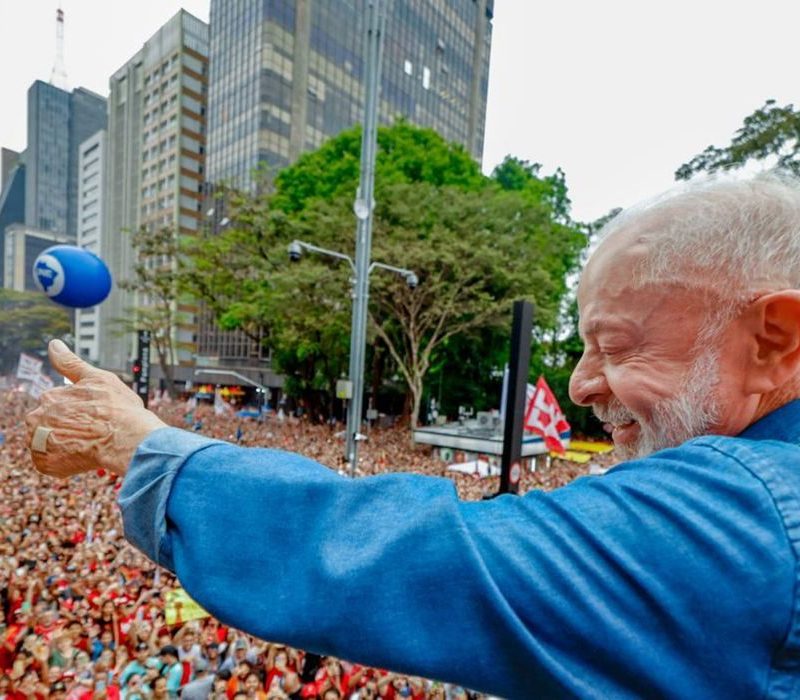 Ato pela reeleição de Lula leva milhares à Avenida Paulista