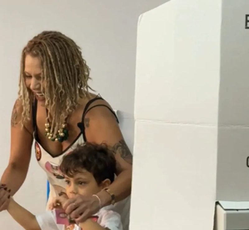 Áurea Carolina (PSOL) vota em Belo Horizonte