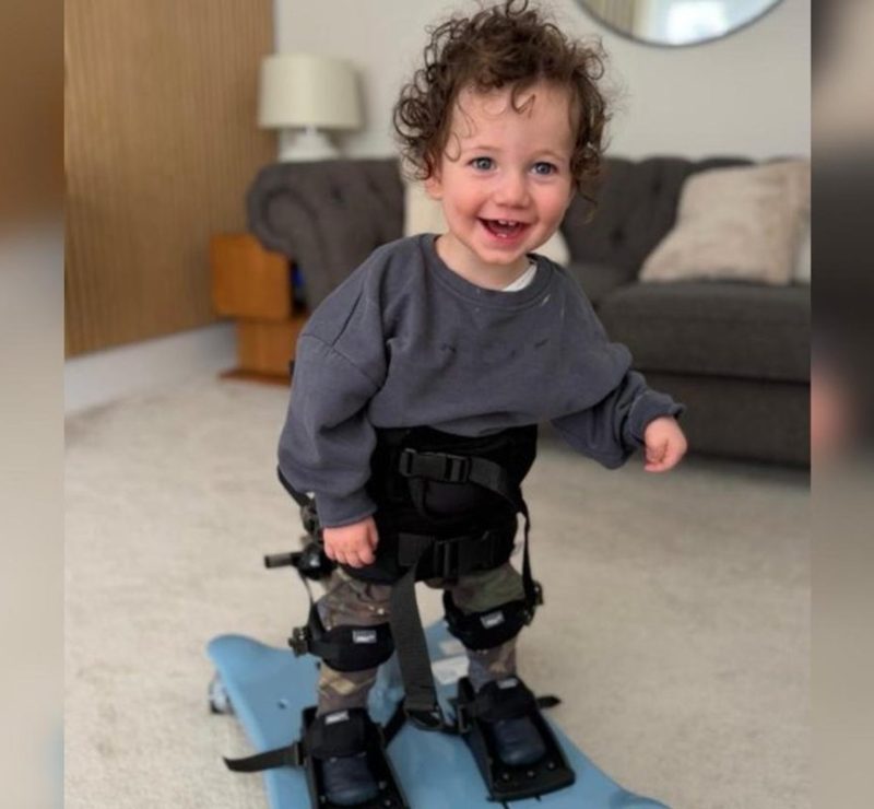 Bebê tem doença rara que pode causar paralisia em momentos de empolgação