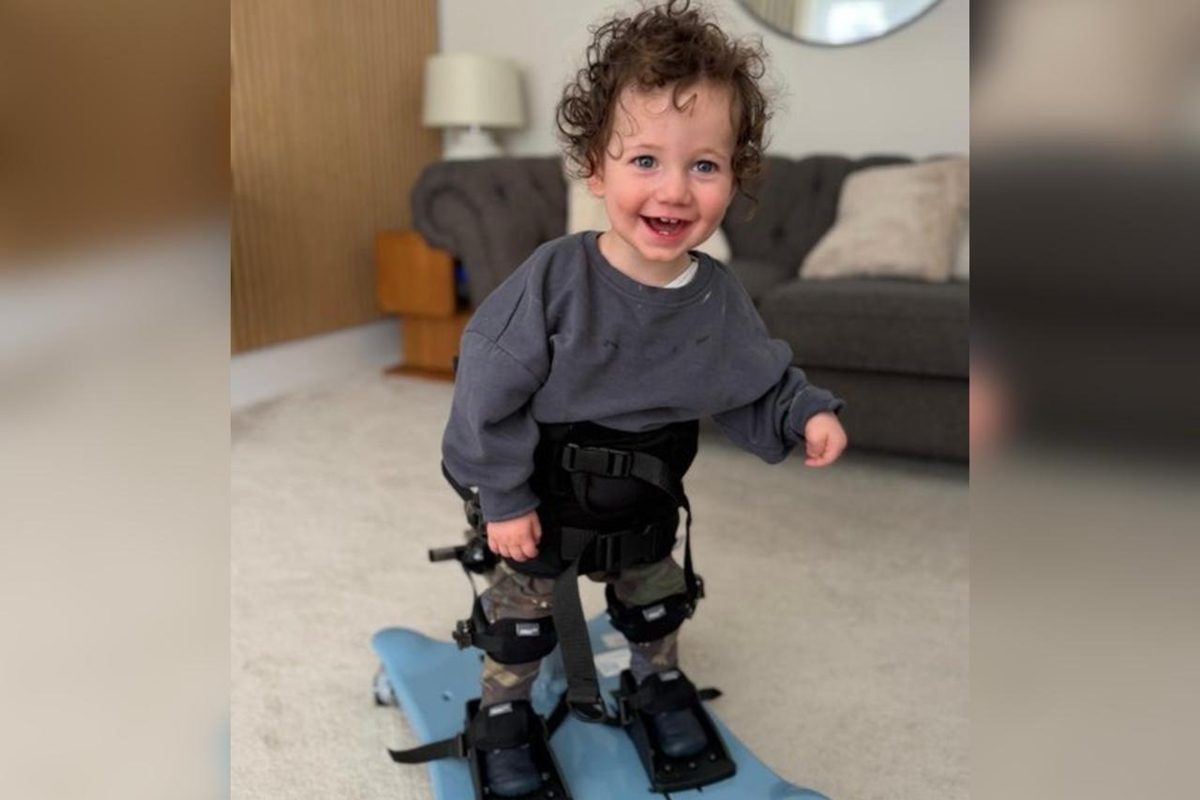 Bebê tem doença rara que pode causar paralisia em momentos de empolgação