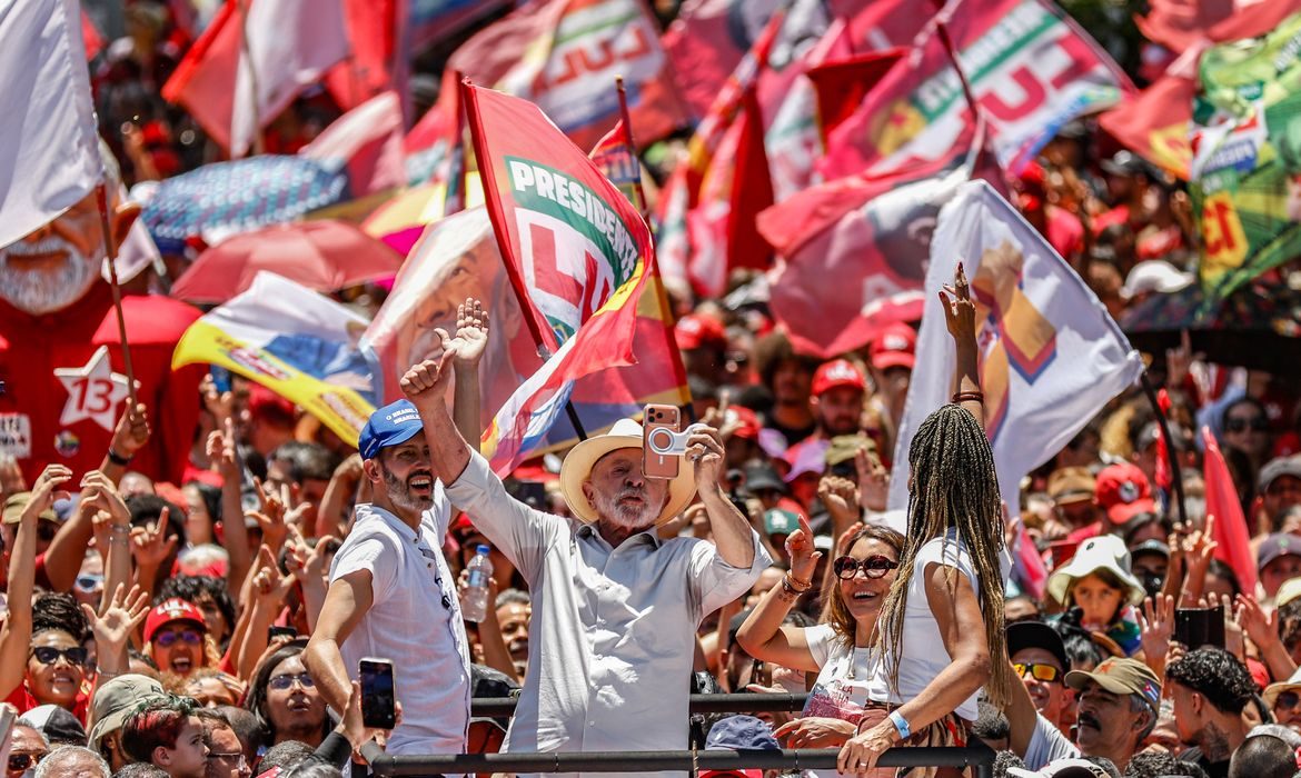 Brasil não será governado por sócios do Banco Master, diz Lula