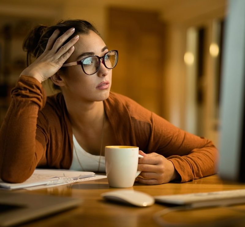 Burnout em jovens: pressão no trabalho e redes sociais podem elevar casos