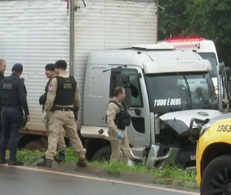 Caminhão com drogas é perseguido pela polícia por 35 km, provoca acidentes e tiroteio termina com duas pessoas e um cachorro baleado no Paraná