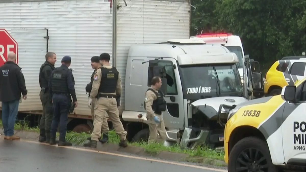 Caminhão com drogas é perseguido pela polícia por 35 km, provoca acidentes e tiroteio termina com duas pessoas e um cachorro baleado no Paraná
