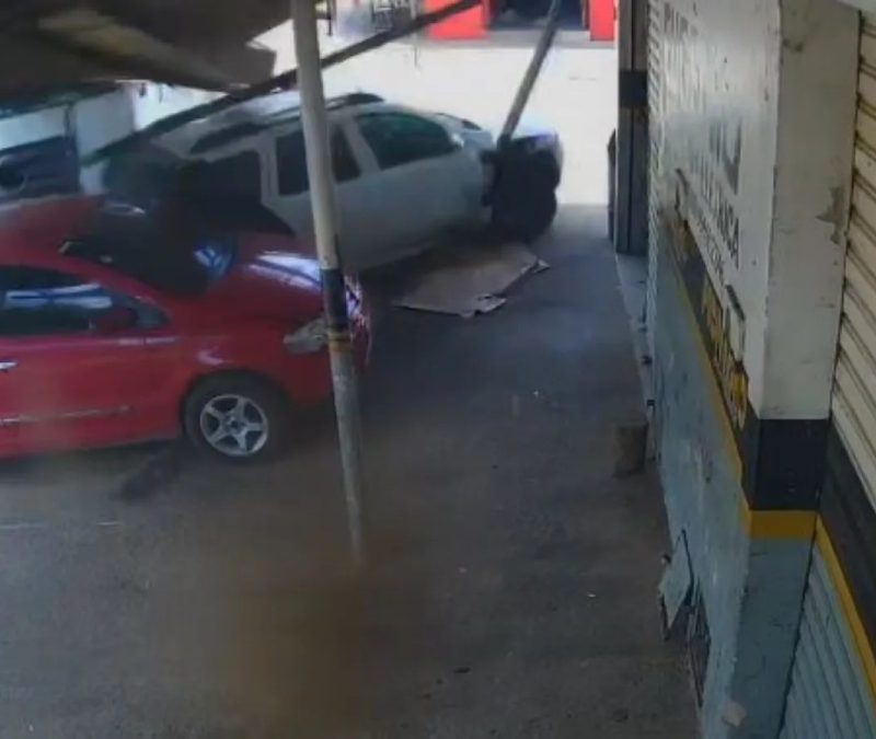 Caminhão desgovernado derruba poste, bate em veículos e danifica comércio no Ceará; veja vídeo
