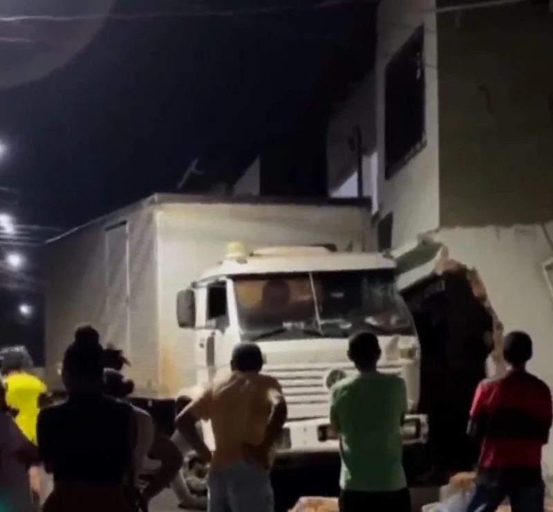 Caminhão desgovernado desce ladeira e mata mulher sentada na porta de casa em São Luís