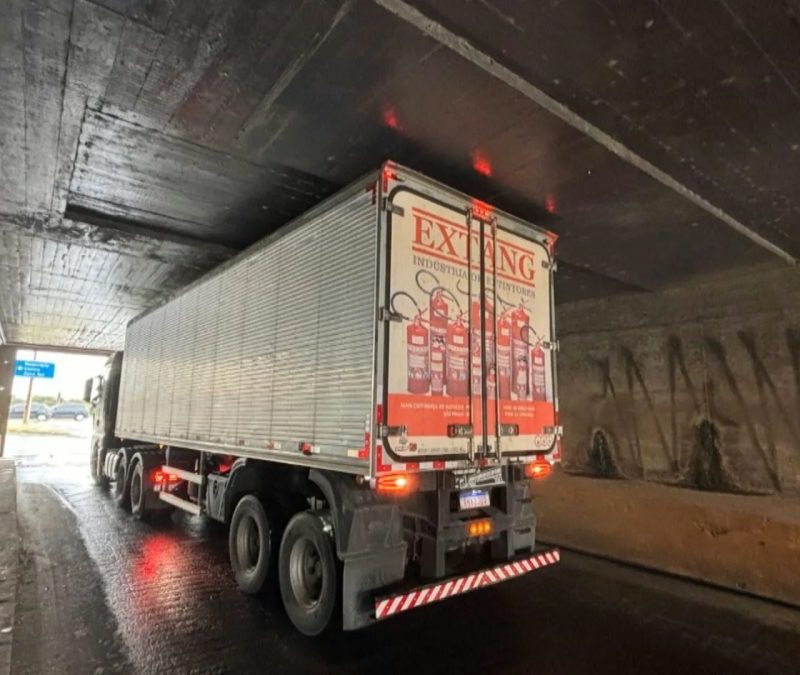 Caminhão fica preso sob avenida e afeta trânsito na chegada a Porto Alegre