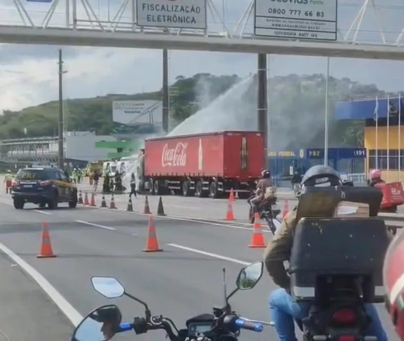 Caminhão pega fogo e interdita faixa da Ponte Rio-Niterói