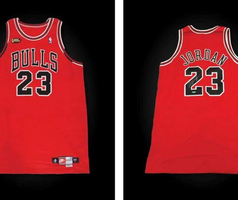 Camisa lendária de Michael Jordan é vendida por US$ 14 mi