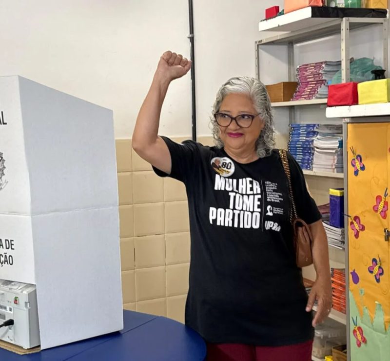 Candidata Lenilda Luna (UP) vota em Maceió