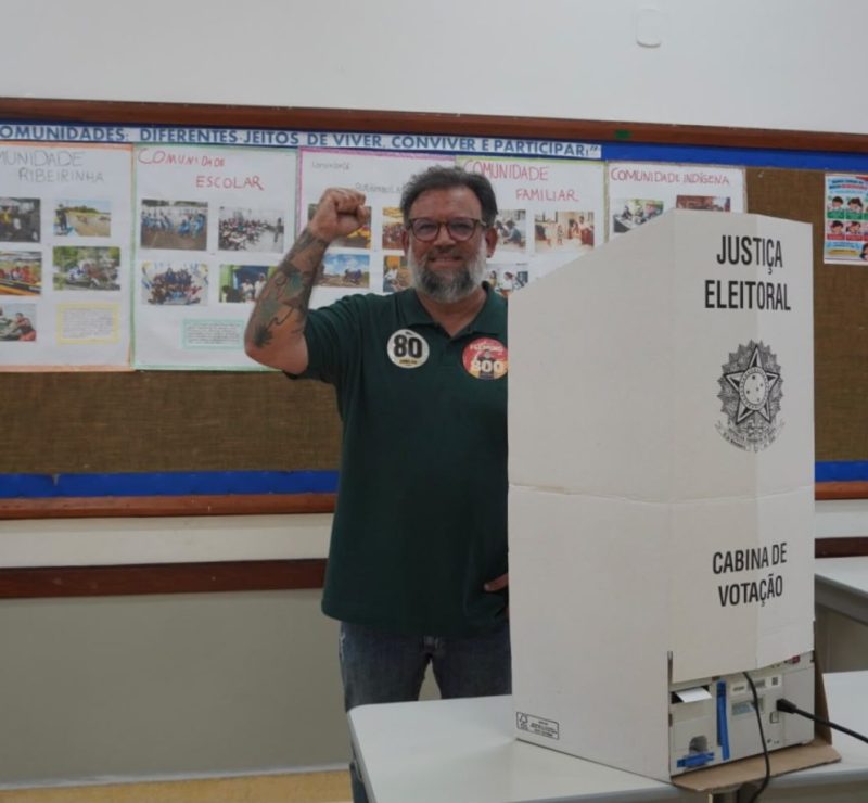 Candidato ao Senado, Alexandre Fleming, vota em Maceió
