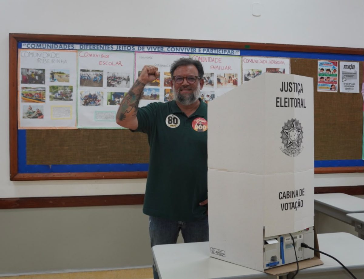 Candidato ao Senado, Alexandre Fleming, vota em Maceió