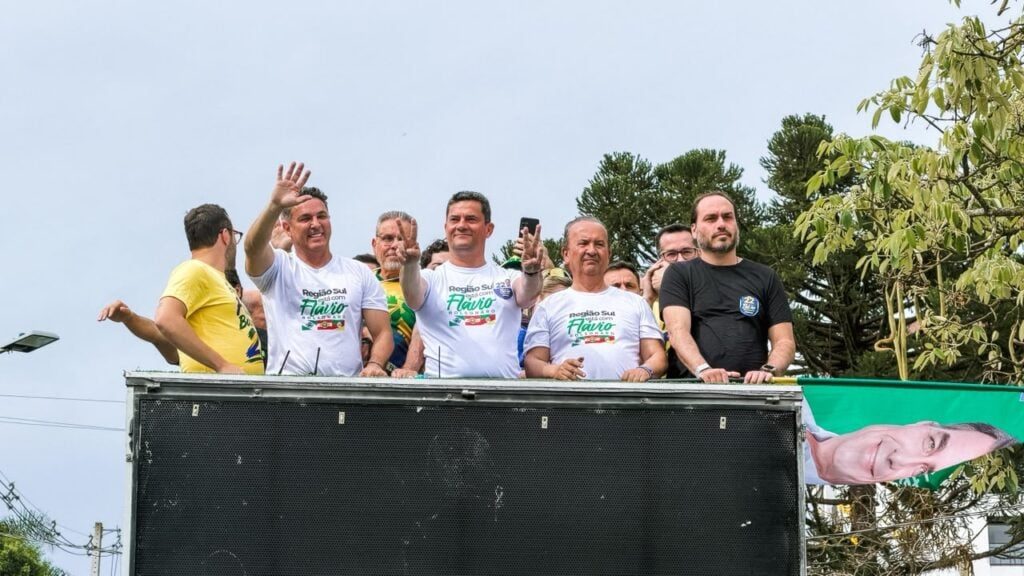 Carreata e motociata em Curitiba reúnem governadores do Sul em apoio a Flávio Bolsonaro