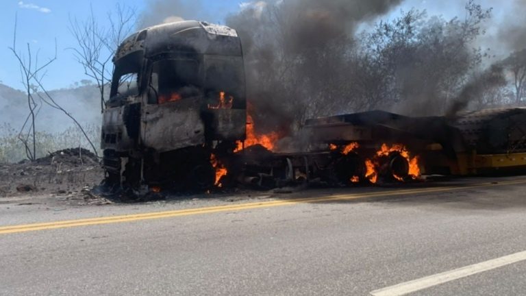 Carreta pega fogo em trecho da BR-116 no Sudoeste baiano