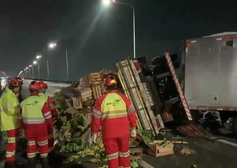 Carreta tomba após colisão e fecha Ponte Rio-Niterói no sentido Rio