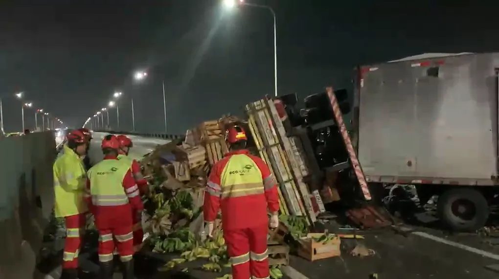 Carreta tomba após colisão e fecha Ponte Rio-Niterói no sentido Rio