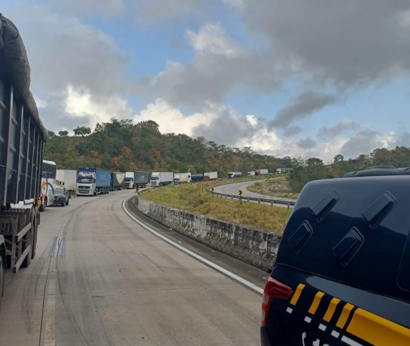 Carreta tomba e interdita trecho da BR-101, no Agreste de Alagoas