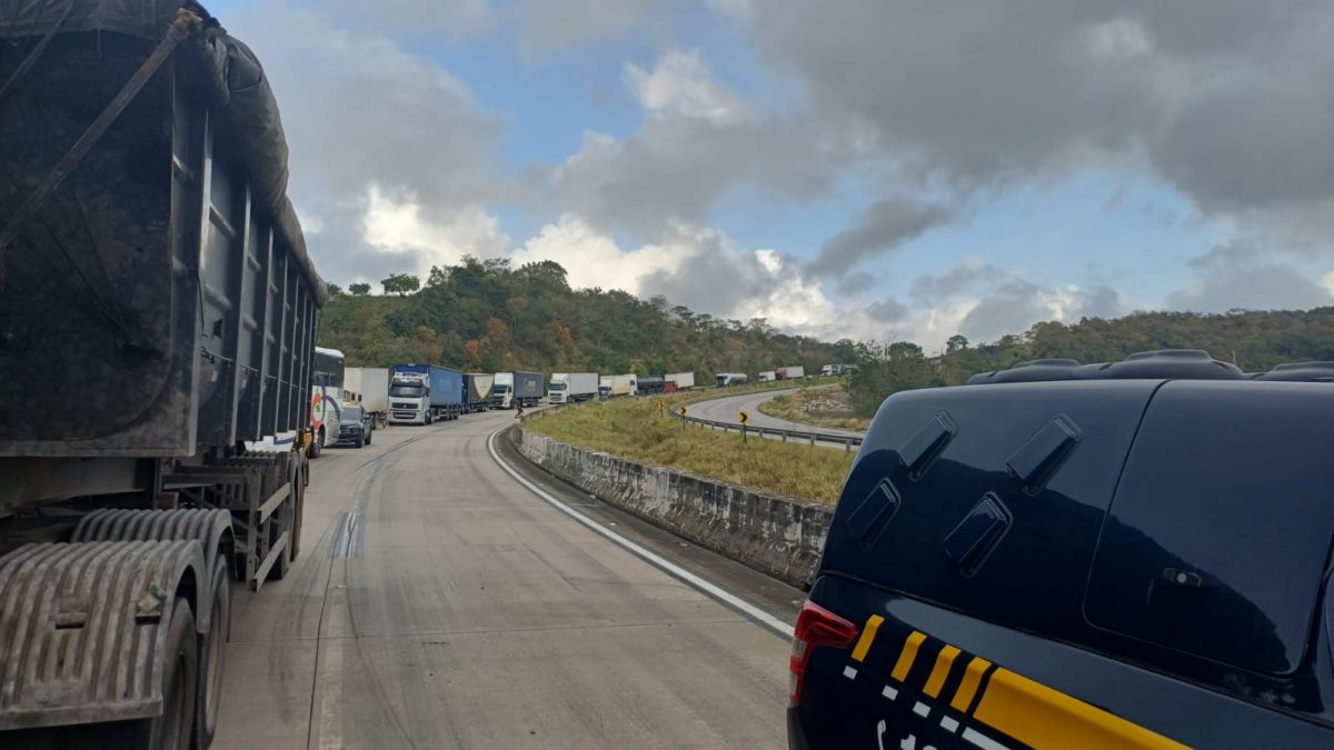 Carreta tomba e interdita trecho da BR-101, no Agreste de Alagoas