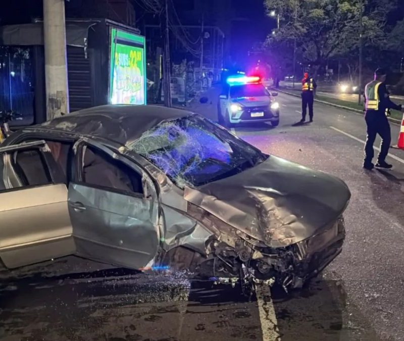 Carro bate em árvore, banca de revistas e poste em avenida de Porto Alegre; motorista fica ferido