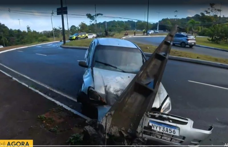 Carro bate em poste e fica destruído durante acidente no bairro do Curralinho, em Salvador