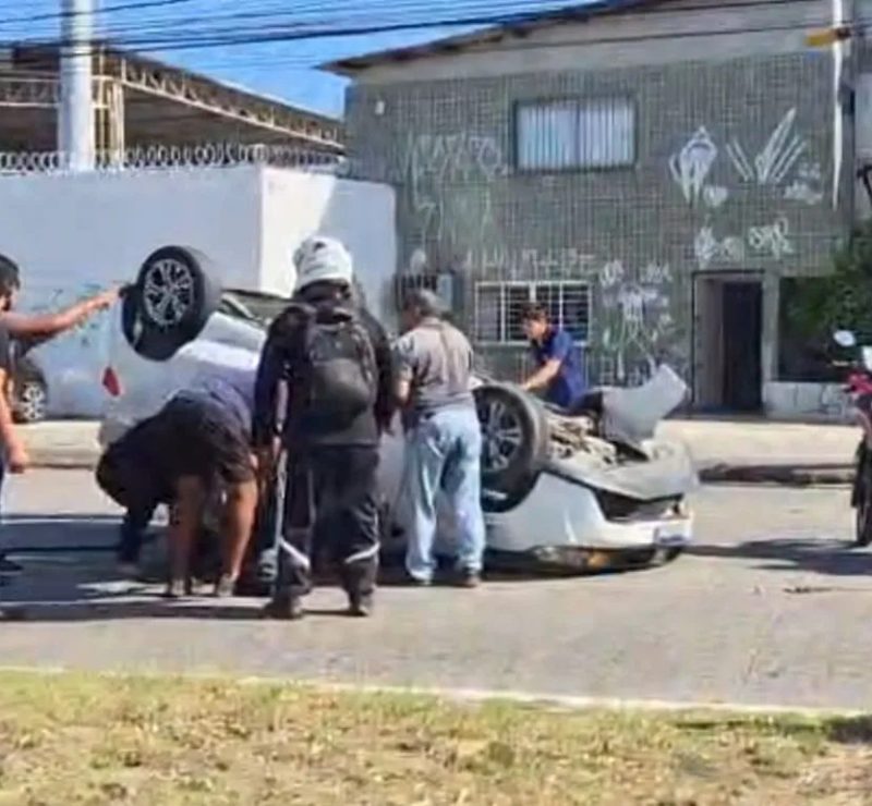 Carro capota em avenida e motorista fica ferida no Recife; VÍDEO
