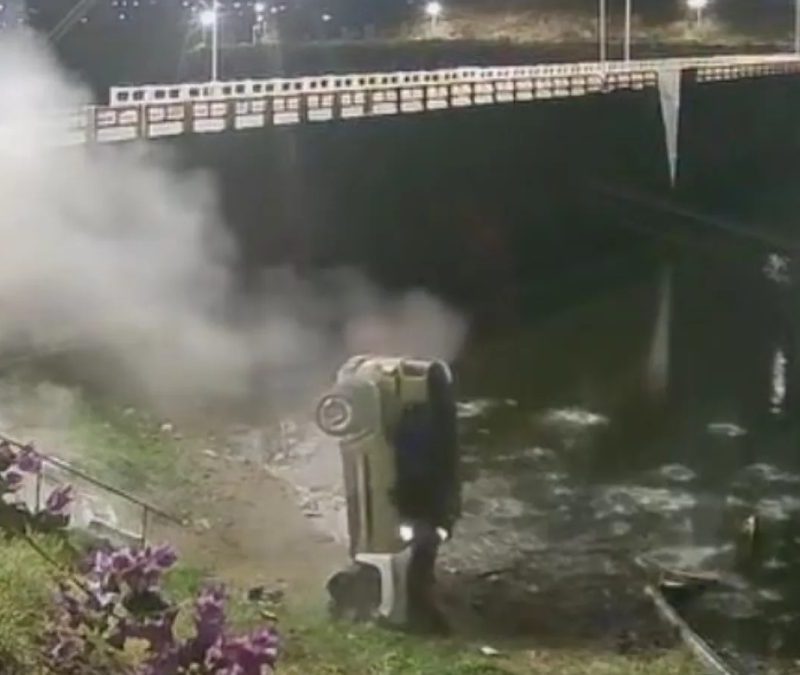 Carro desgovernado derruba mureta e cai ‘de bico’ às margens de barragem no Ceará; vídeo
